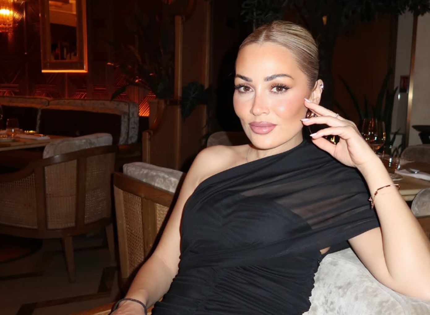 H Eλένη Βουλγαράκη δείχνει το χτένισμα που (όντως) προκαλεί εφέ μπότοξ στο πρόσωπο