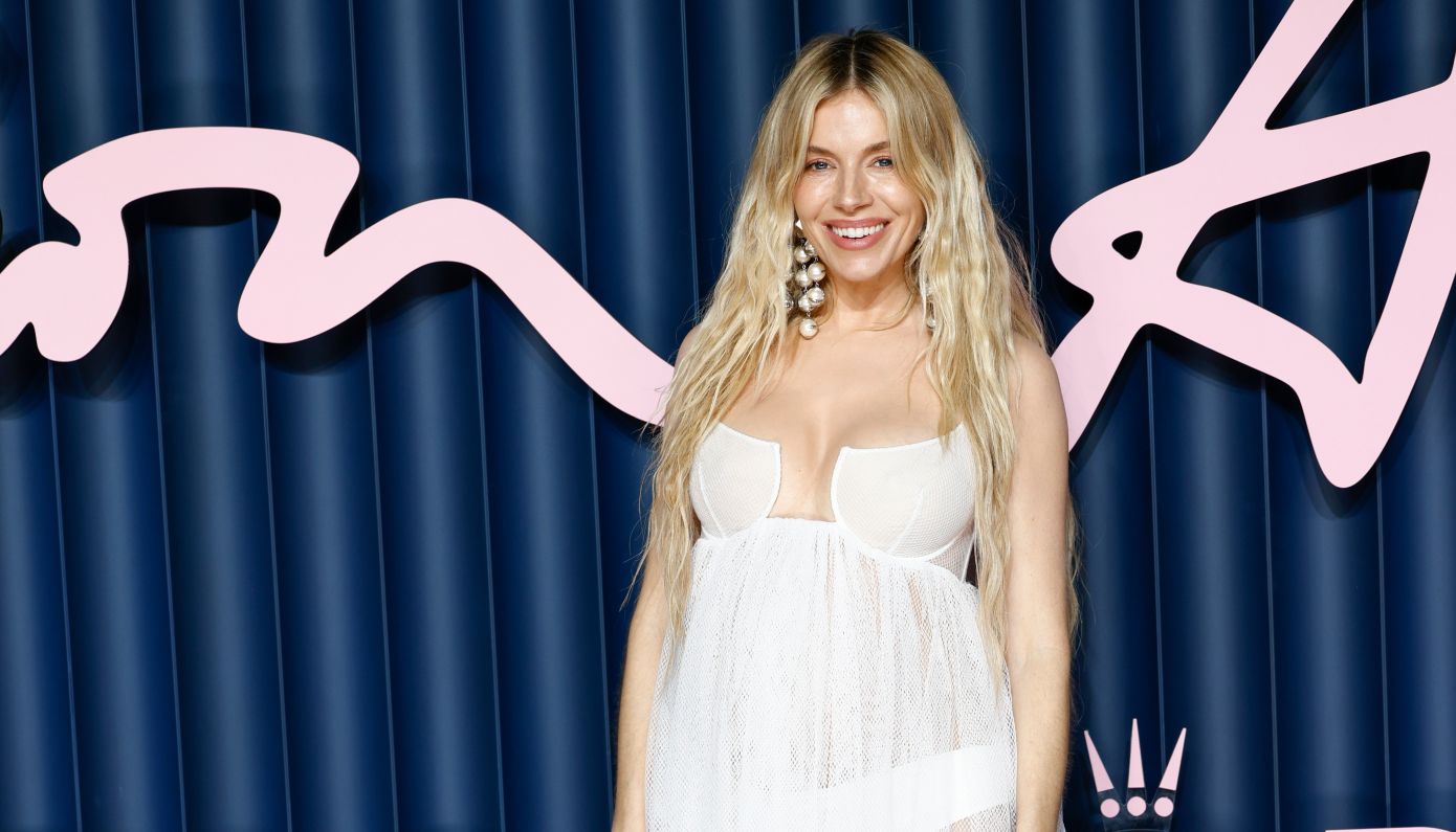 H Sienna Miller είναι τόσο υπέροχη στα 44 που αξίζει να μάθουμε ποιο προϊόν skincare αγαπά
