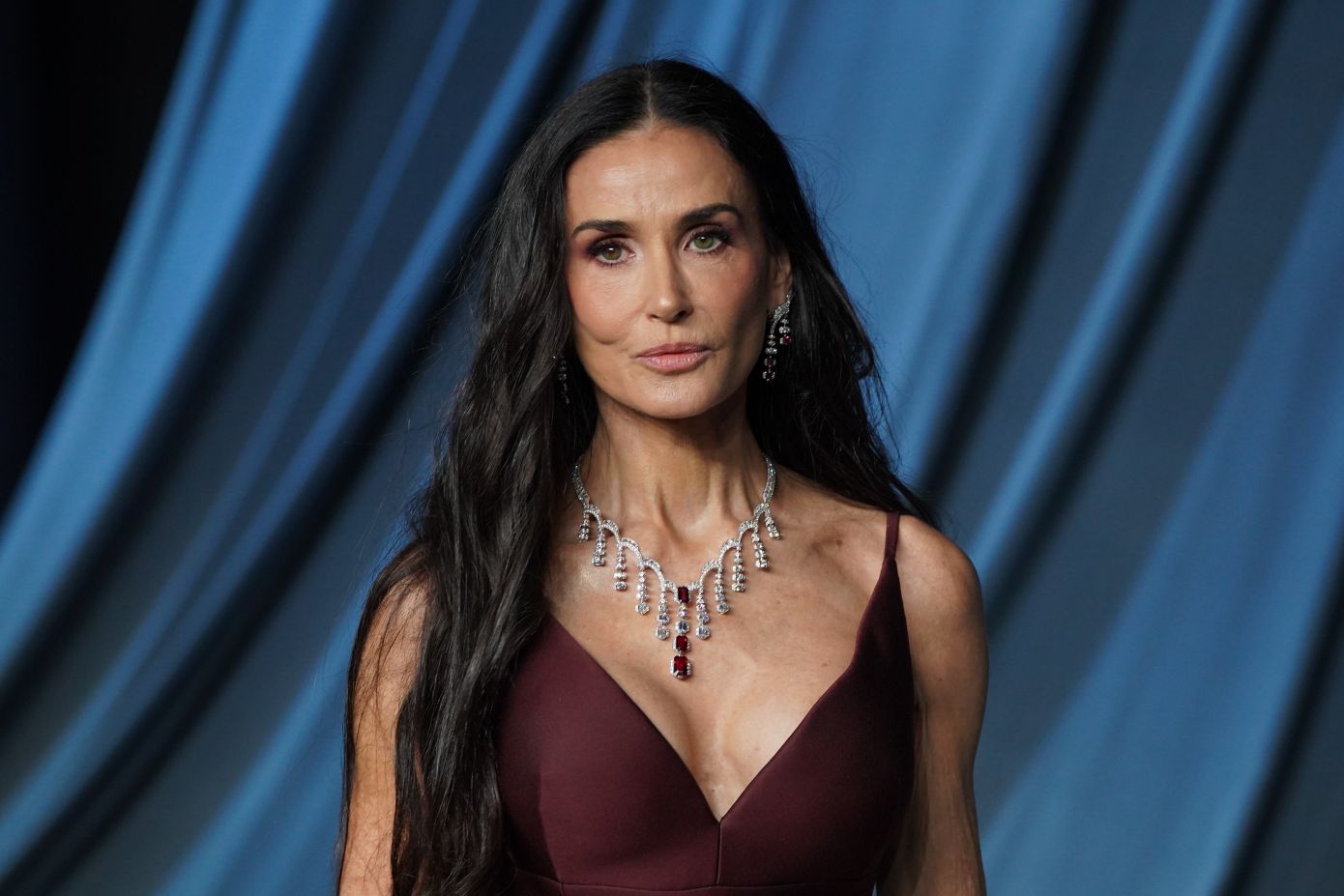 H Demi Moore αποχωρίστηκε τα μακριά μαλλιά της για ένα edgy καρέ και υπεύθυνος γι αυτή την ακραία αλλαγή είναι ο Δημήτρης Γιαννέτος