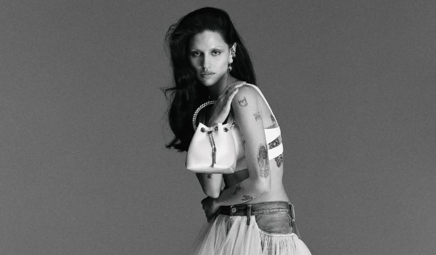 Η Gabbriette ποζάρει ως «νύφη Jimmy Choo» που δεν ακολουθεί κανόνες και δεν προσπαθεί να ταιριάξει σε ένα στερεότυπο