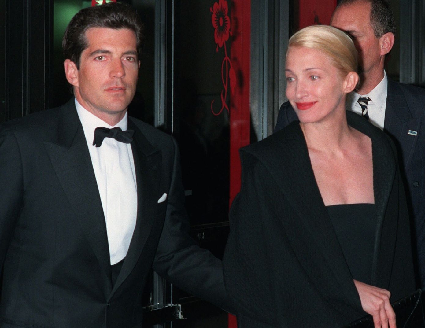 Foiled Cashmere: Το πολυτελές ξανθό της Carolyn Bessette Kennedy είναι η πιο περιζήτητη απόχρωση μαλλιών αυτή την περίοδο