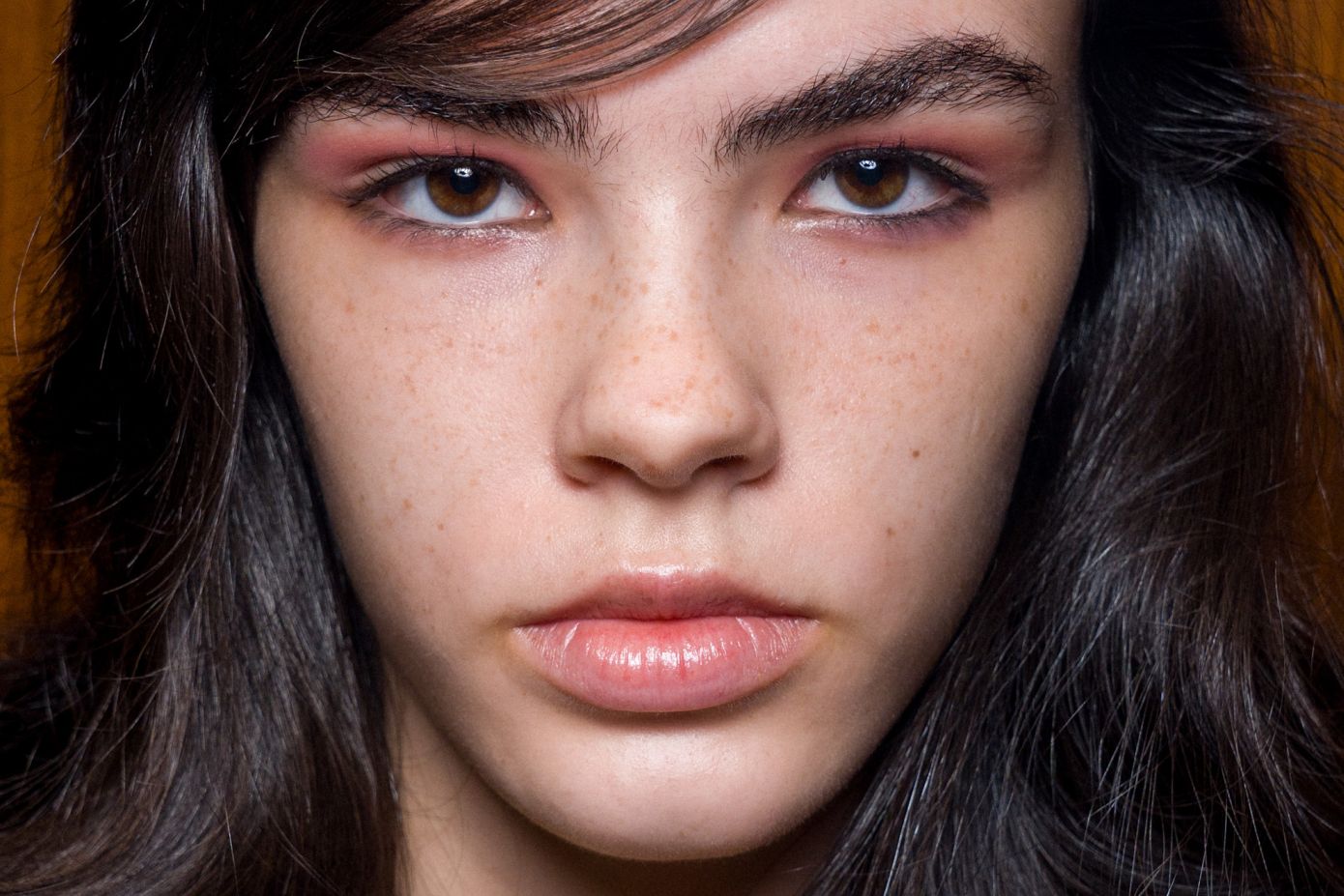 Λευκές τρίχες στα φρύδια; πώς να τις καλύψετε μόνοι σας χωρίς να φαίνεται έντονο αποτέλεσμα