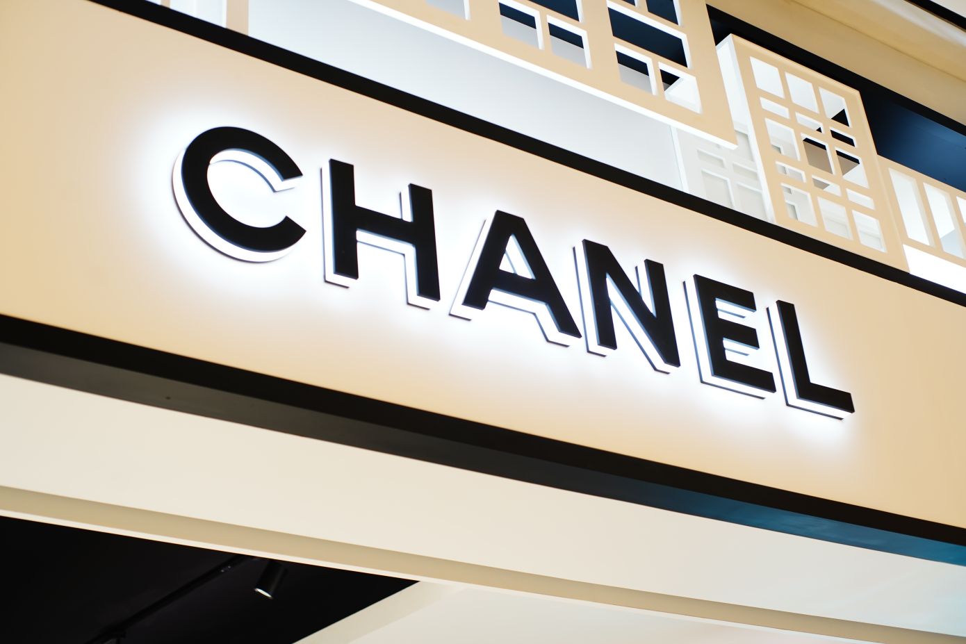 Στην καμπάνια για τη νέα it bag της Chanel η Margot Robbie περπατάει, η Kylie Minogue τραγουδάει κι εμείς αποκτήσαμε νέα εμμονή