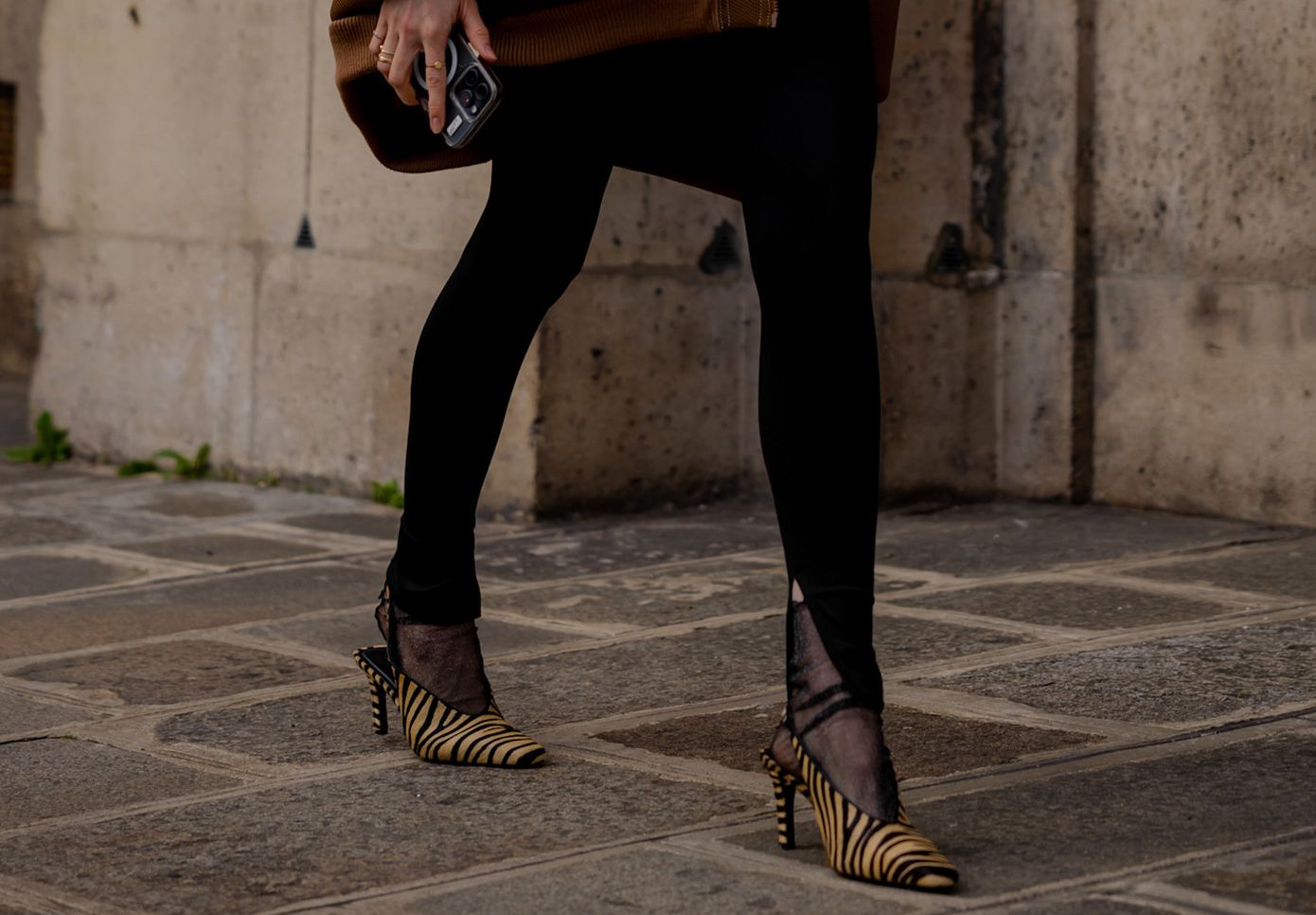 Split leggings: Ποιό είναι το στοιχείο που κάνει το κολάν επίκαιρο αυτή την περίοδο;