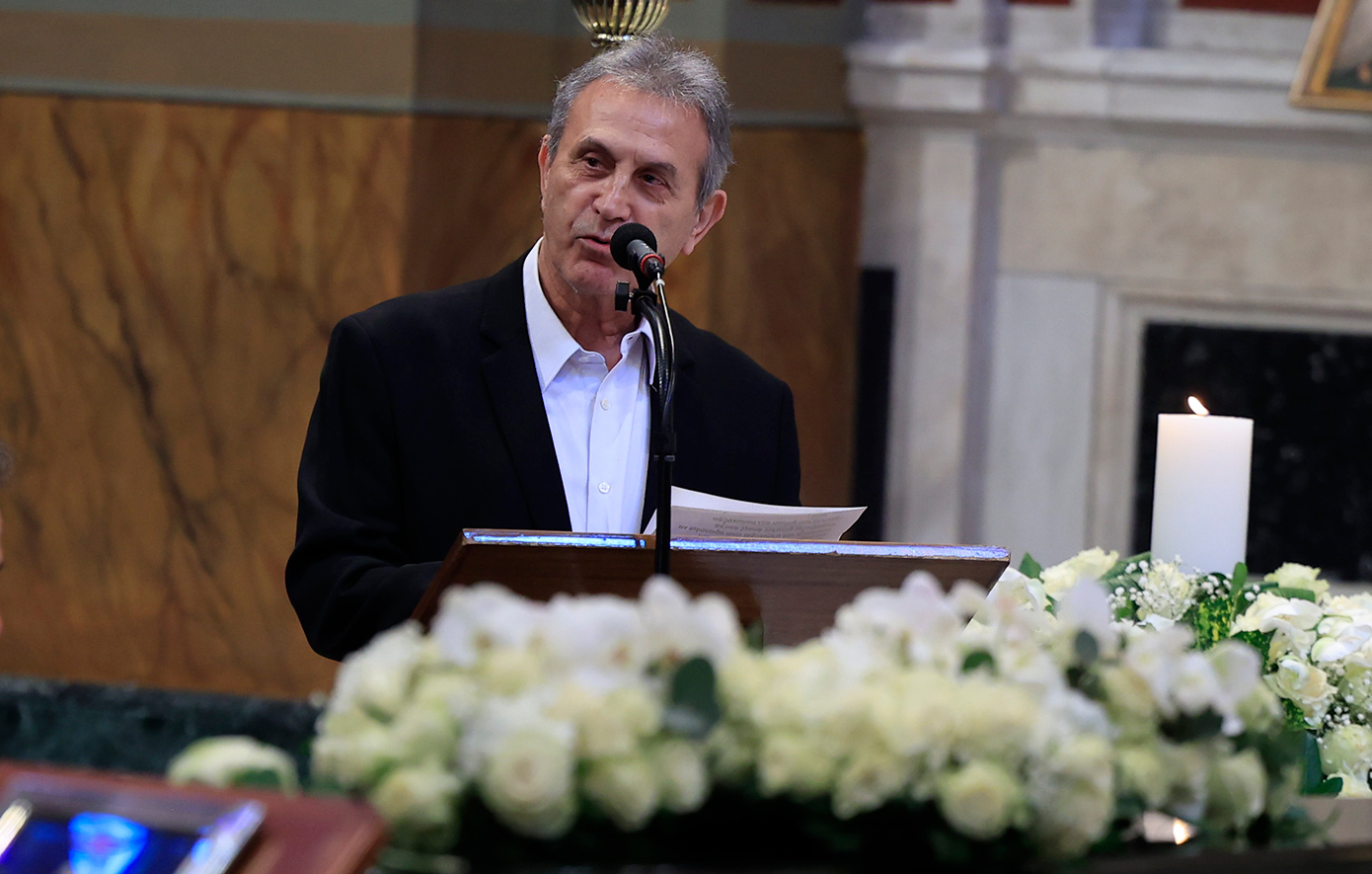 Γιώργος Νταλάρας στον επικήδειο της Μαρινέλας: «Βρε μάνα, πώς παίρνεις τέτοιο ρίσκο;» – Η απάντηση που συγκλονίζει