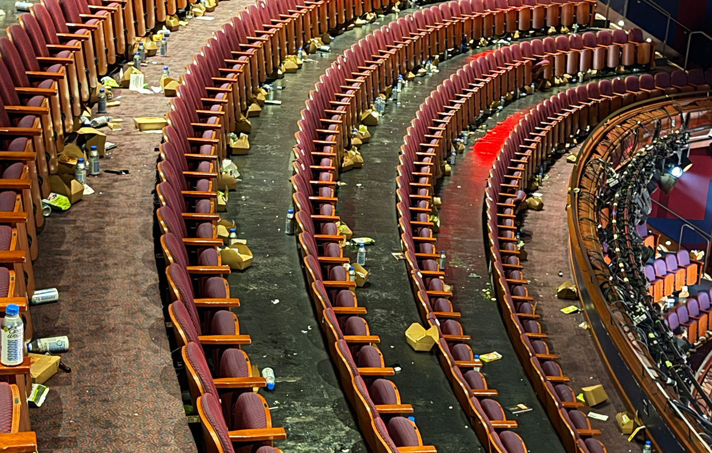 Η άλλη όψη των Όσκαρ: Διάσπαρτα σκουπίδια ανάμεσα στις σειρές των καθισμάτων και πεταμένα μπουκάλια &#8211; «Κοιτάξτε το χάος που αφήνουν πίσω τους»