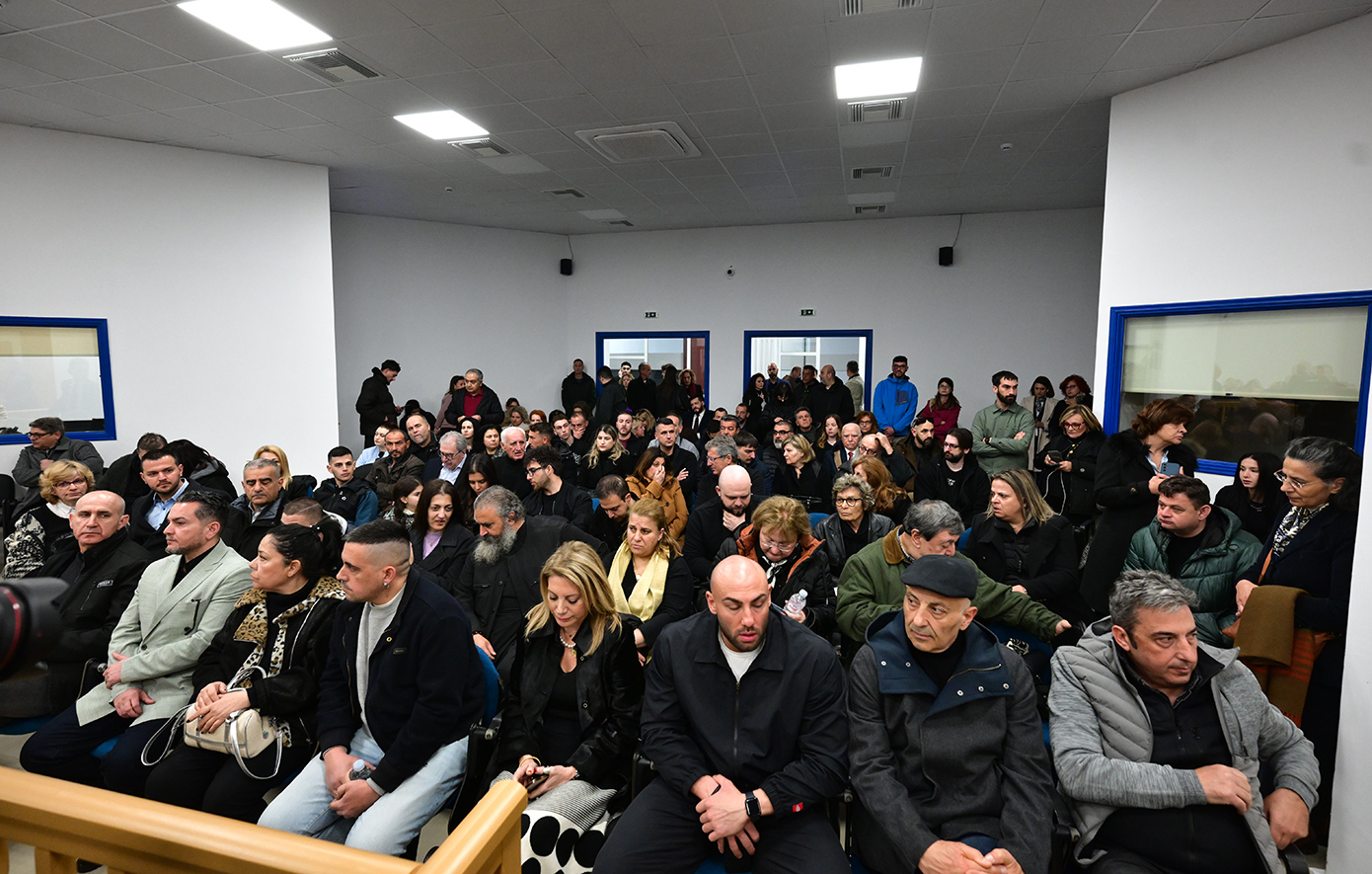 Ένταση στη δίκη για τα Τέμπη: Συγγενείς φωνάζουν σε κατηγορούμενους μέσα στην αίθουσα &#8211; «Ανοίξτε τα στόματά σας&#8230;»