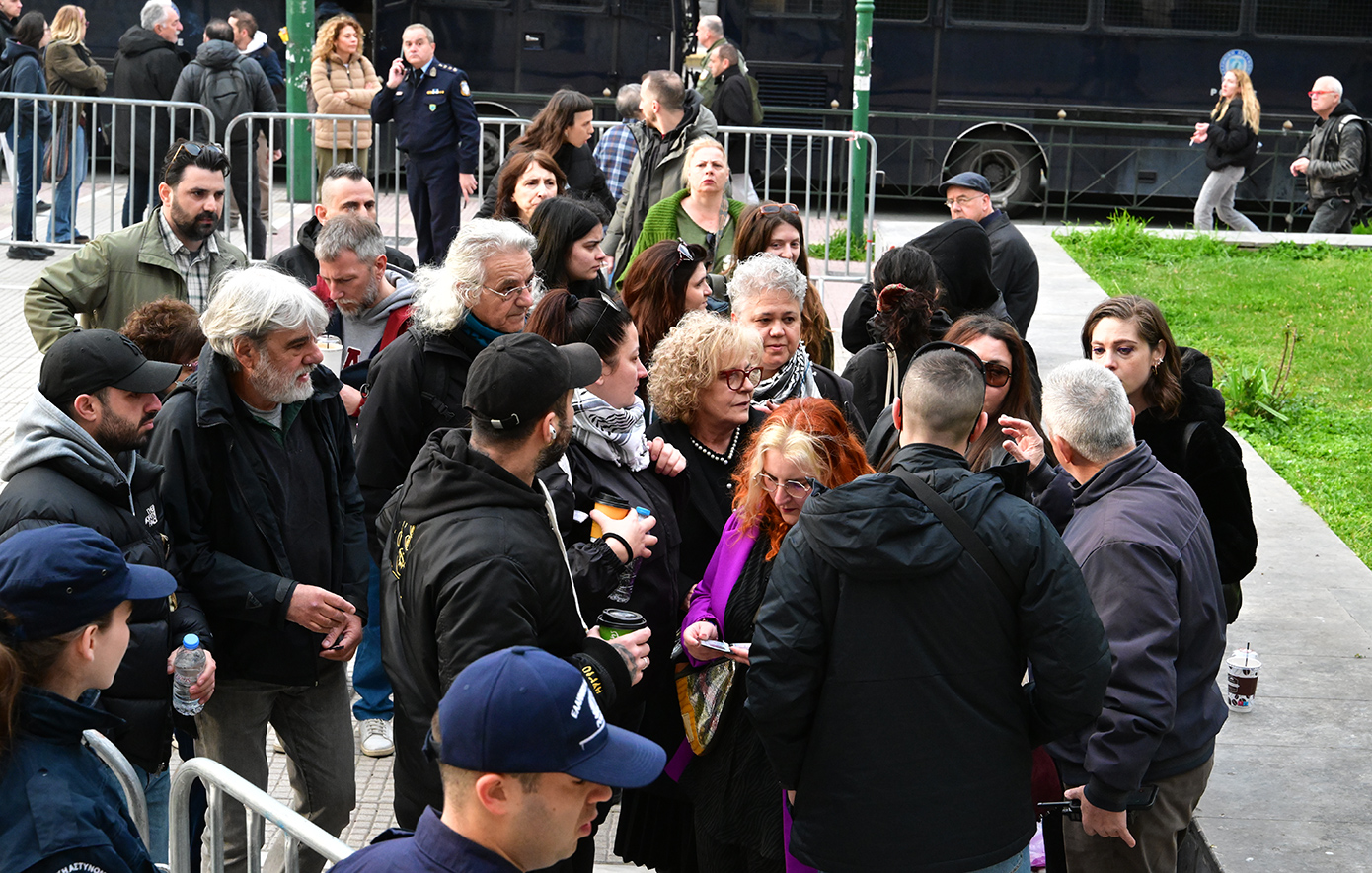 Αγκαλιές στο Εφετείο μετά την απόφαση για τη Χρυσή Αυγή: Συγκινημένη η Μάγδα Φύσσα – Απογοητευμένοι Κασιδιάρης και Λαγός