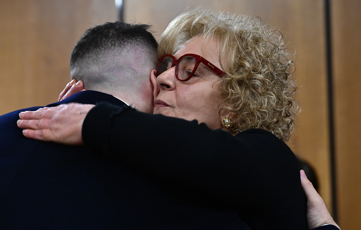 Αγκαλιές στο Εφετείο μετά την απόφαση για τη Χρυσή Αυγή: Συγκινημένη η Μάγδα Φύσσα &#8211; Απογοητευμένοι Κασιδιάρης και Λαγός