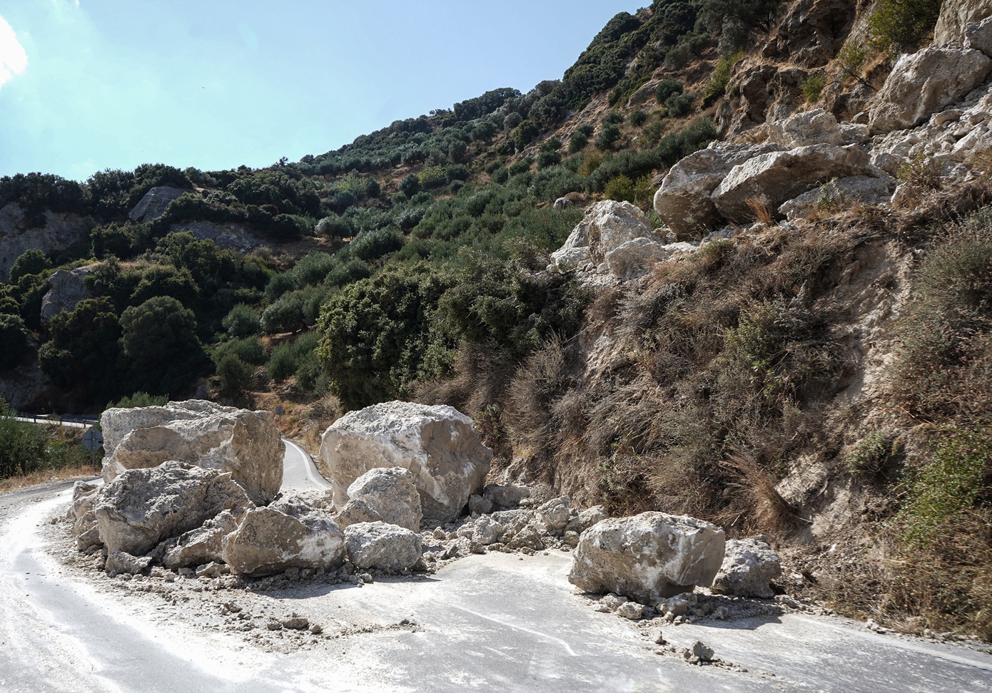 Πτώσεις βράχων και ζημιές σε μοναστήρι από τον σεισμό στα Άγραφα &#8211; Κλειστά σχολεία σε Μουζάκι και Παλαμά