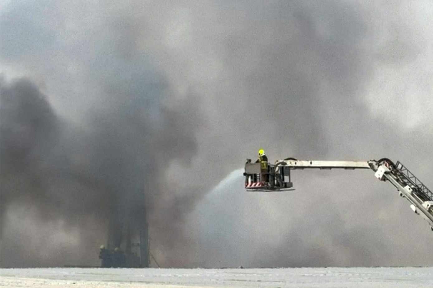 Επιθέσεις σε όλο τον Κόλπο: Νεκροί στο Ομάν, drones πάνω από Ριάντ και συντρίμμια στο Ντουμπάι