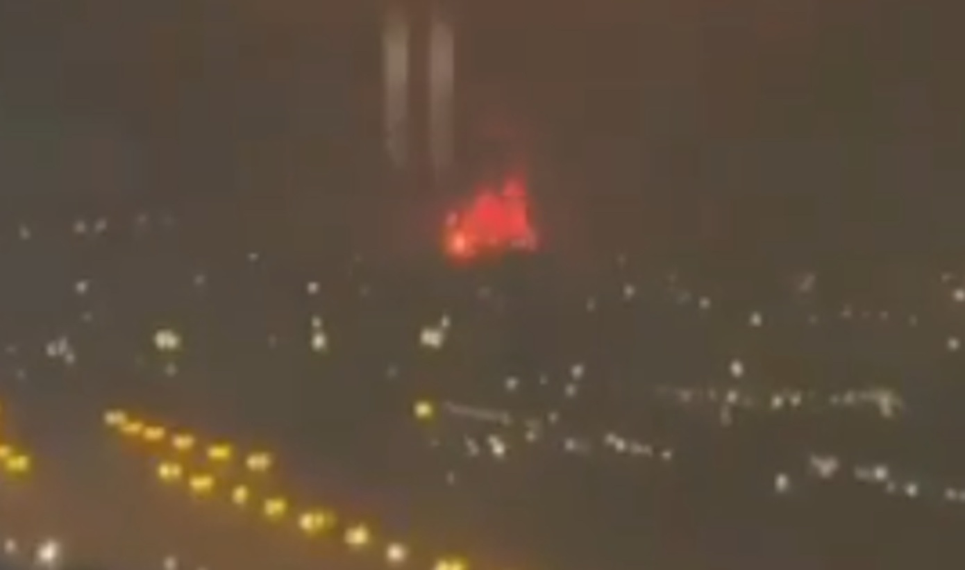 Πυρκαγιά στο λιμάνι του Ντουμπάι μετά από αναχαίτιση ιρανικού πυραύλου