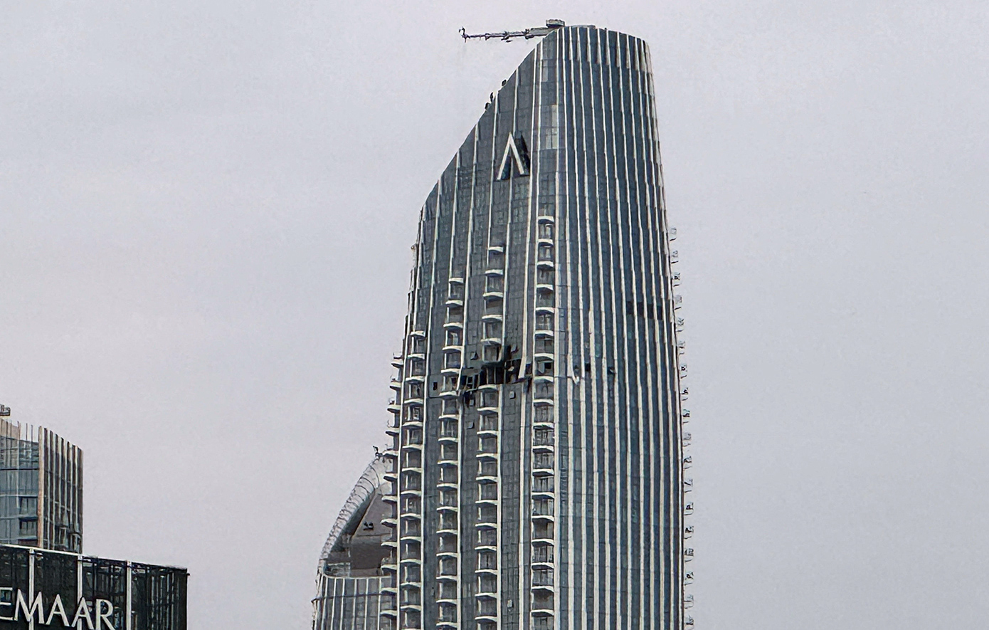 Τάνκερ στις φλόγες στον Περσικό, τρύπα σε ουρανοξύστη στο Ντουμπάι