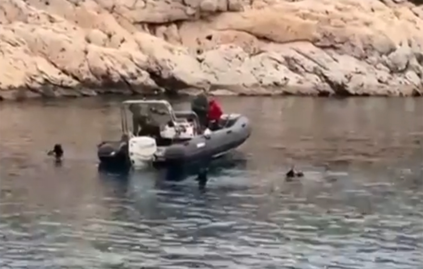 Συνεχίζονται οι έρευνες για τον 34χρονο δύτη που χάθηκε στο «πηγάδι του διαβόλου» στα Λιμανάκια της Βουλιαγμένης