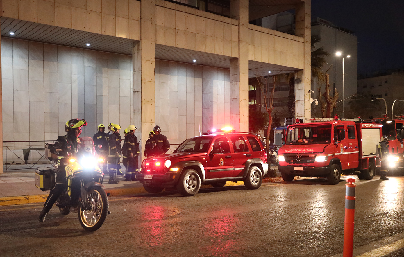 Στην σύλληψη ενός άνδρα προχώρησε η ΕΛ.ΑΣ μετά από επιχείρηση της Αστυνομίας έξω από την ΓΑΔΑ στην Λ. Αλεξάνδρας στην Αθήνα, που έχει εμφανιστεί μπροστά στην σκοπιά, και απειλούσε να ανατιναχθεί ισχυριζόμενος πως έχει εκρηκτικά.