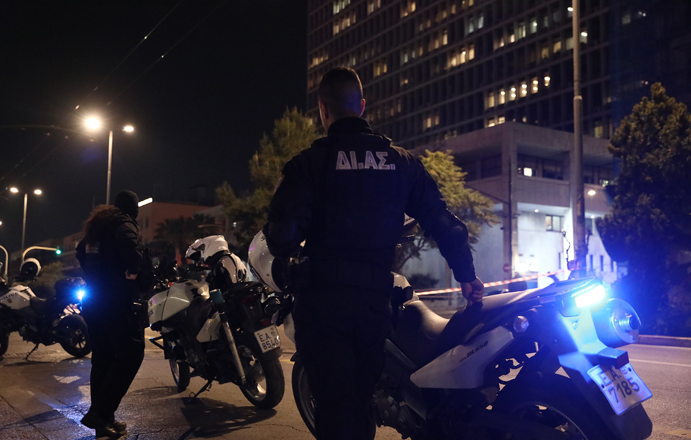 Στην σύλληψη ενός άνδρα προχώρησε η ΕΛ.ΑΣ μετά από επιχείρηση της Αστυνομίας έξω από την ΓΑΔΑ στην Λ. Αλεξάνδρας στην Αθήνα, που έχει εμφανιστεί μπροστά στην σκοπιά, και απειλούσε να ανατιναχθεί ισχυριζόμενος πως έχει εκρηκτικά.