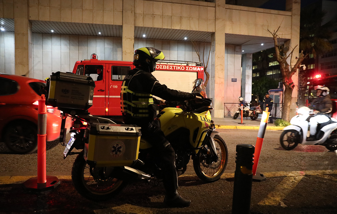 Στην σύλληψη ενός άνδρα προχώρησε η ΕΛ.ΑΣ μετά από επιχείρηση της Αστυνομίας έξω από την ΓΑΔΑ στην Λ. Αλεξάνδρας στην Αθήνα, που έχει εμφανιστεί μπροστά στην σκοπιά, και απειλούσε να ανατιναχθεί ισχυριζόμενος πως έχει εκρηκτικά.