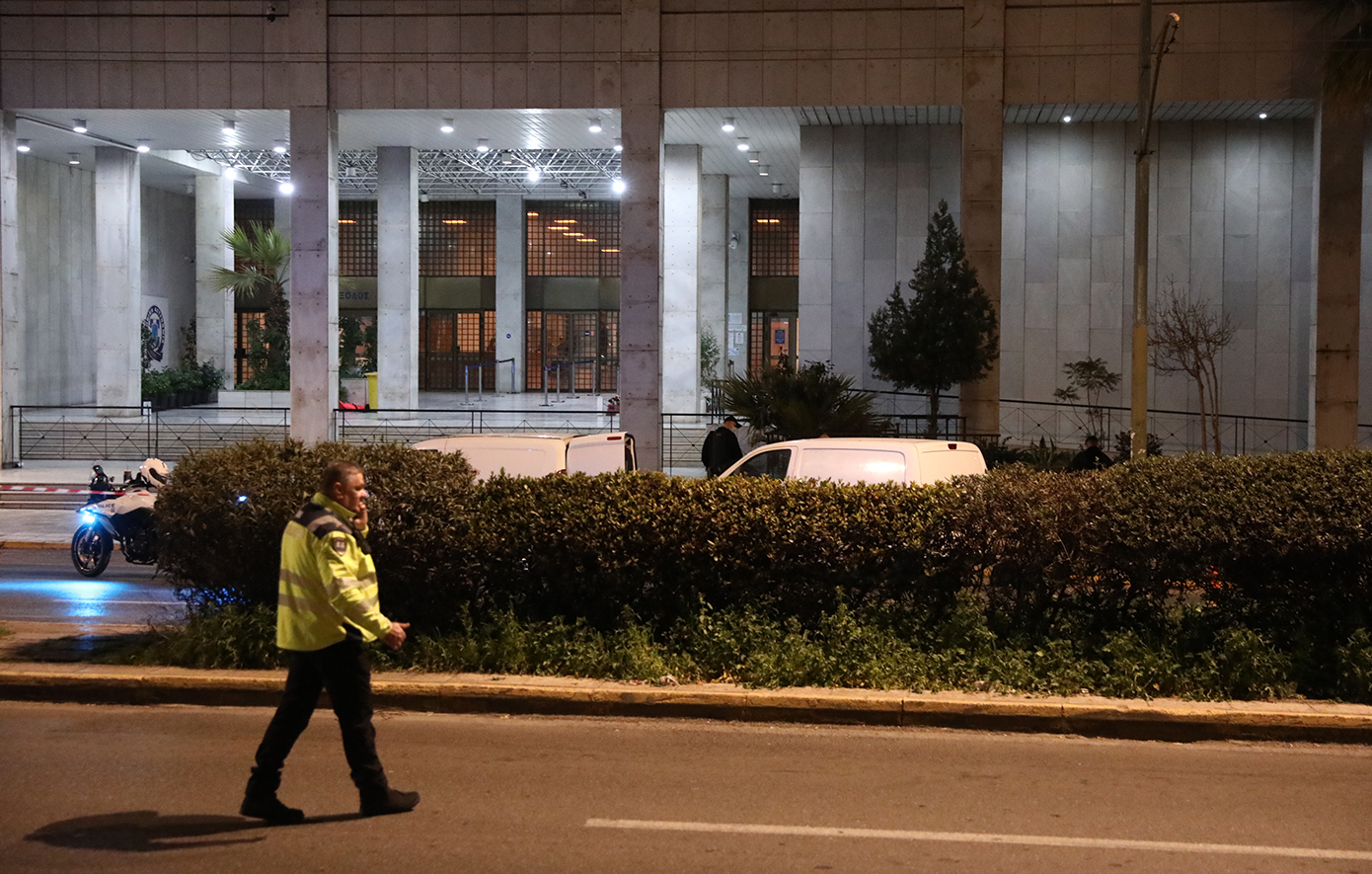 Στην σύλληψη ενός άνδρα προχώρησε η ΕΛ.ΑΣ μετά από επιχείρηση της Αστυνομίας έξω από την ΓΑΔΑ στην Λ. Αλεξάνδρας στην Αθήνα, που έχει εμφανιστεί μπροστά στην σκοπιά, και απειλούσε να ανατιναχθεί ισχυριζόμενος πως έχει εκρηκτικά.