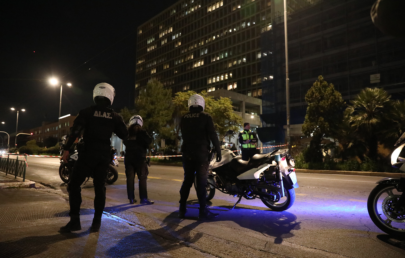 Στην σύλληψη ενός άνδρα προχώρησε η ΕΛ.ΑΣ μετά από επιχείρηση της Αστυνομίας έξω από την ΓΑΔΑ στην Λ. Αλεξάνδρας στην Αθήνα, που έχει εμφανιστεί μπροστά στην σκοπιά, και απειλούσε να ανατιναχθεί ισχυριζόμενος πως έχει εκρηκτικά.