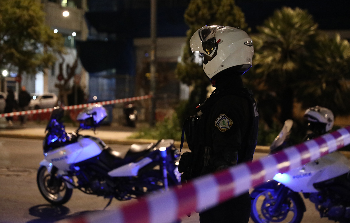 Στην σύλληψη ενός άνδρα προχώρησε η ΕΛ.ΑΣ μετά από επιχείρηση της Αστυνομίας έξω από την ΓΑΔΑ στην Λ. Αλεξάνδρας στην Αθήνα, που έχει εμφανιστεί μπροστά στην σκοπιά, και απειλούσε να ανατιναχθεί ισχυριζόμενος πως έχει εκρηκτικά.