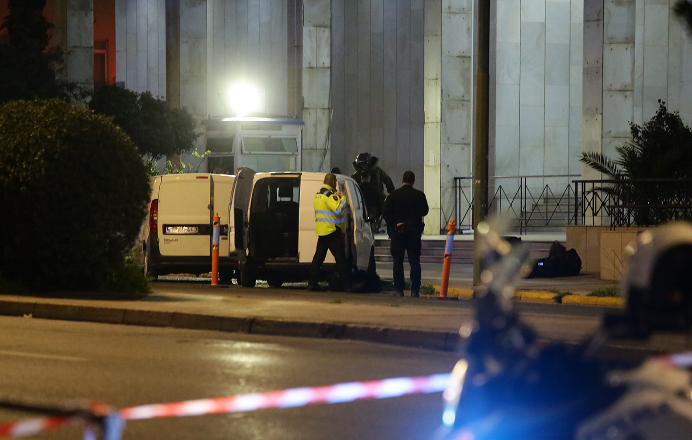 Πώς έγινε το επεισόδιο στη ΓΑΔΑ με τον άνδρα που απείλησε να ανατιναχθεί &#8211; Κουβαλούσε αληθινές χειροβομβίδες