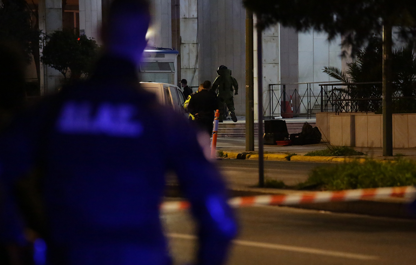 Στην σύλληψη ενός άνδρα προχώρησε η ΕΛ.ΑΣ μετά από επιχείρηση της Αστυνομίας έξω από την ΓΑΔΑ στην Λ. Αλεξάνδρας στην Αθήνα, που έχει εμφανιστεί μπροστά στην σκοπιά, και απειλούσε να ανατιναχθεί ισχυριζόμενος πως έχει εκρηκτικά.