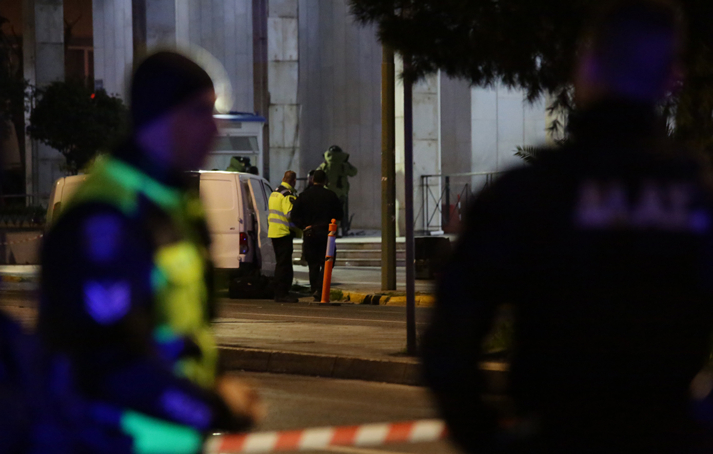 Στην σύλληψη ενός άνδρα προχώρησε η ΕΛ.ΑΣ μετά από επιχείρηση της Αστυνομίας έξω από την ΓΑΔΑ στην Λ. Αλεξάνδρας στην Αθήνα, που έχει εμφανιστεί μπροστά στην σκοπιά, και απειλούσε να ανατιναχθεί ισχυριζόμενος πως έχει εκρηκτικά.