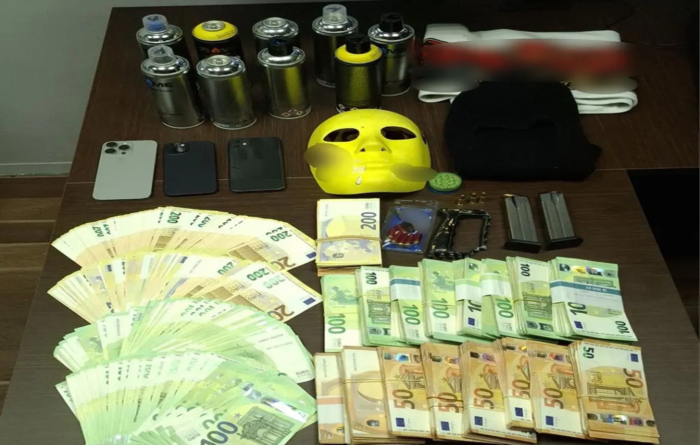 Πέντε συλλήψεις για οπαδική βία στον Άγιο Δημήτριο – Σιδηρογροθιά, φυσίγγια και 300.000 ευρώ βρέθηκαν στα σπίτια τους