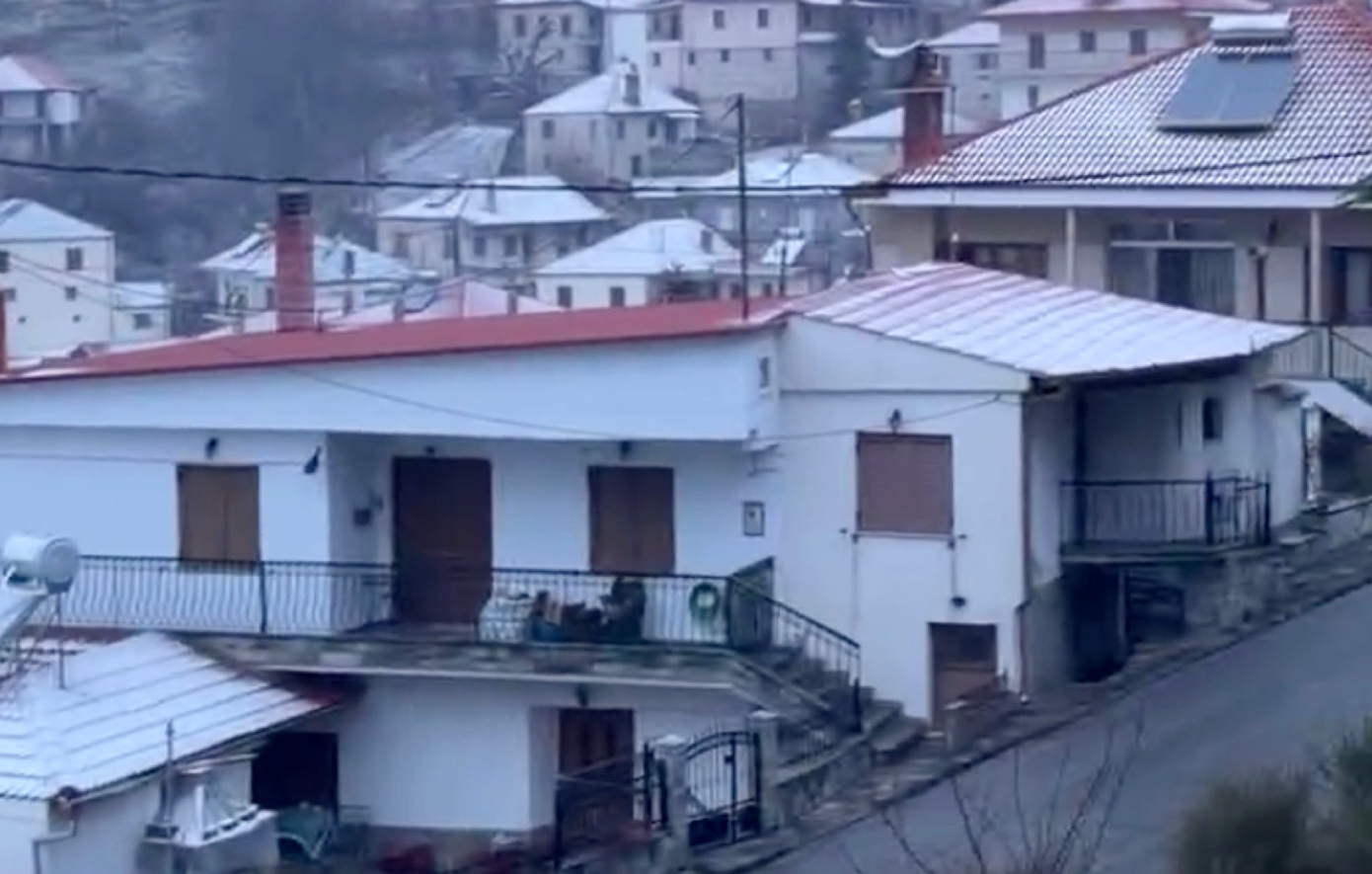 Στα λευκά η ορεινή Ελασσόνα: Χειμωνιάτικο ξύπνημα με χιόνια και τσουχτερό κρύο
