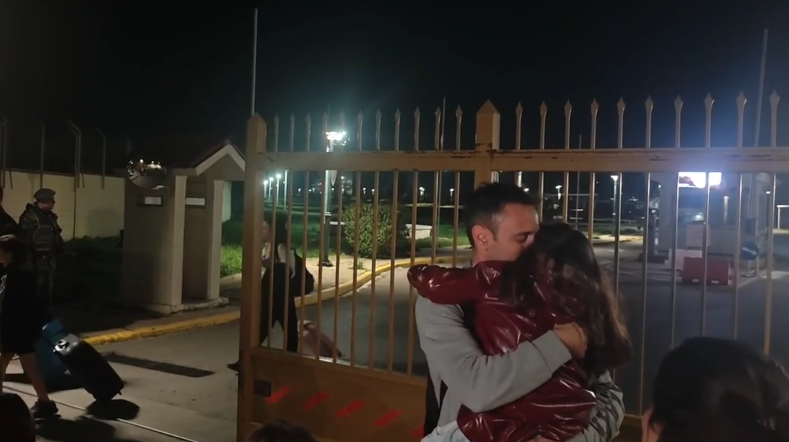 «Τέλος καλό όλα καλά»: Με αγκαλιές και φιλιά η υποδοχή των επαναπατρισθέντων στην Ελευσίνα