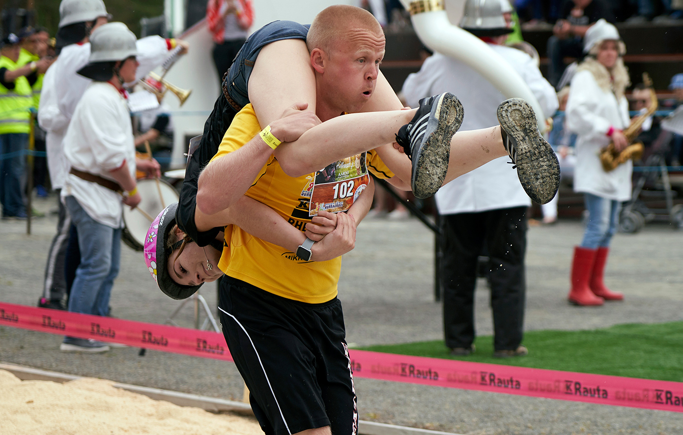 Τρέχουν με τις γυναίκες τους στους ώμους και πηδούν από εμπόδια &#8211; Το παράξενο αλλά δημοφιλές αγώνισμα που έχει κατακλύσει την Βρετανία