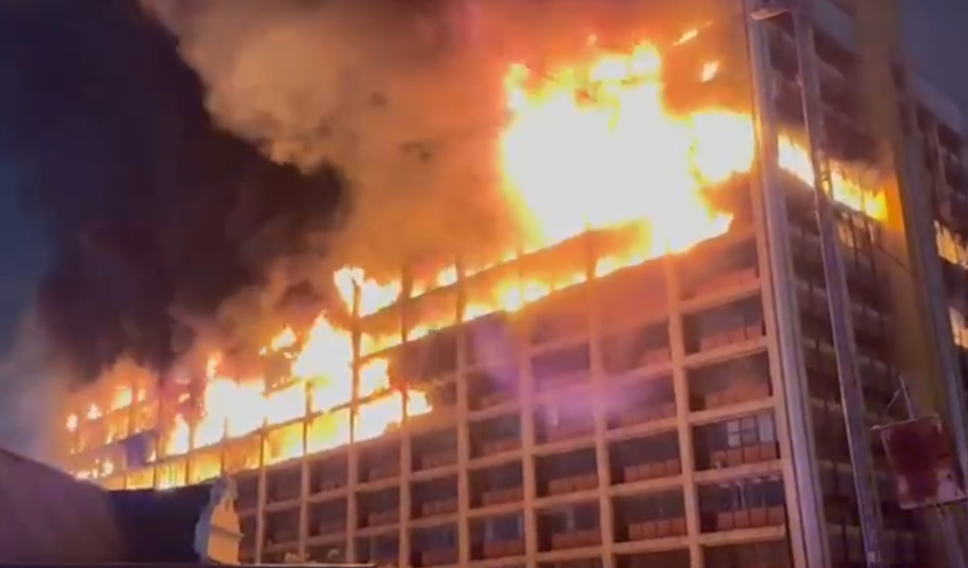 Μεγάλη φωτιά σε κτίριο που στεγάζει δημόσιες υπηρεσίες στη Νότια Αφρική