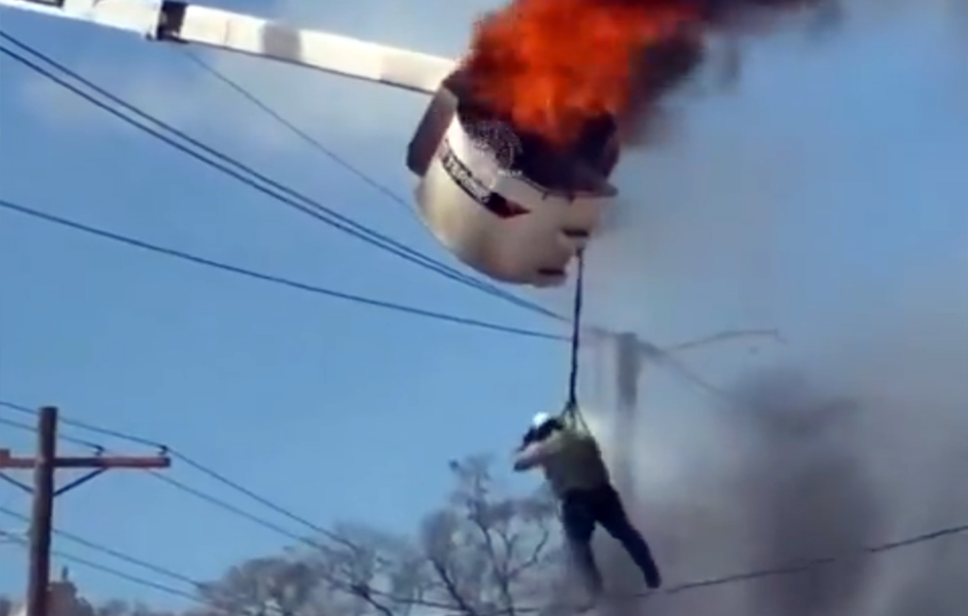 Δραματικές στιγμές στις ΗΠΑ: Καλαθοφόρο έπιασε φωτιά και εργάτης κρεμάστηκε στο κενό για να σωθεί