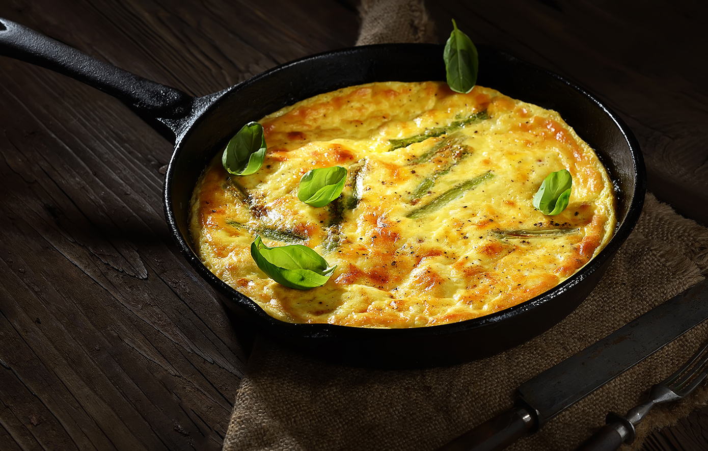 Πράσινη φριτάτα με σπαράγγια και μυρωδικά