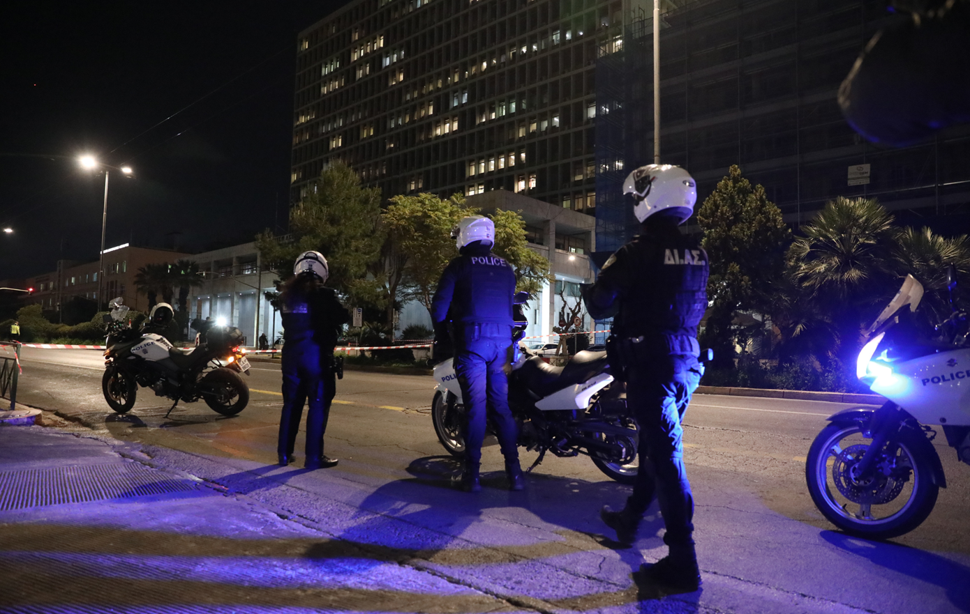 Συνελήφθη ο άνδρας έξω από τη ΓΑΔΑ που απειλούσε να ανατιναχθεί &#8211; Βίντεο από την ελεγχόμενη έκρηξη