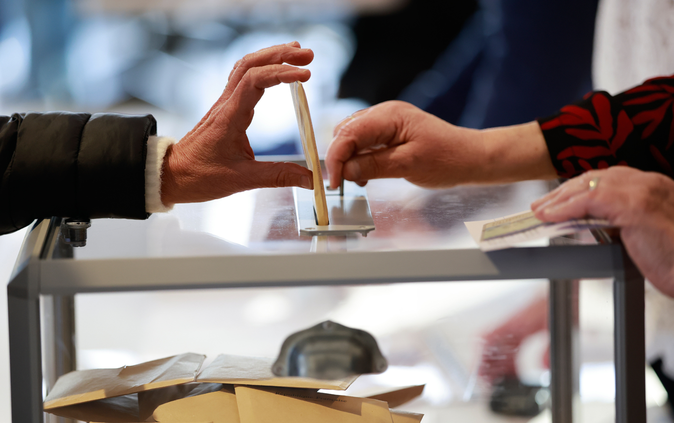 Ο Χίττλερ αντιμετωπίζει τον Ζιελίνσκι στις εκλογές &#8211; Απίστευτο και όμως αληθινό στη Γαλλία