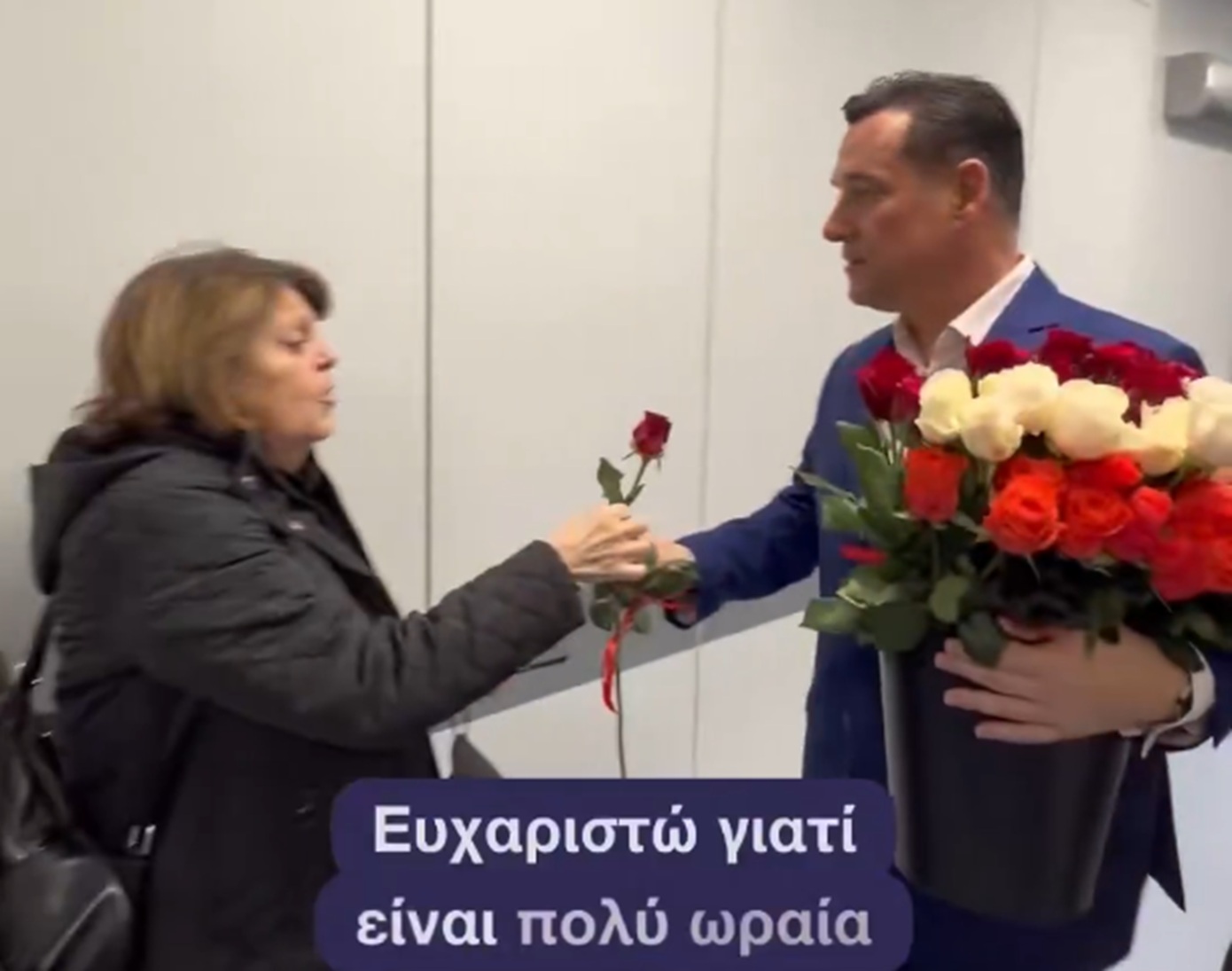 Ο Άδωνις Γεωργιάδης μοίρασε τριαντάφυλλα στις γυναίκες του νοσοκομείου «Ερυθρός Σταυρός»