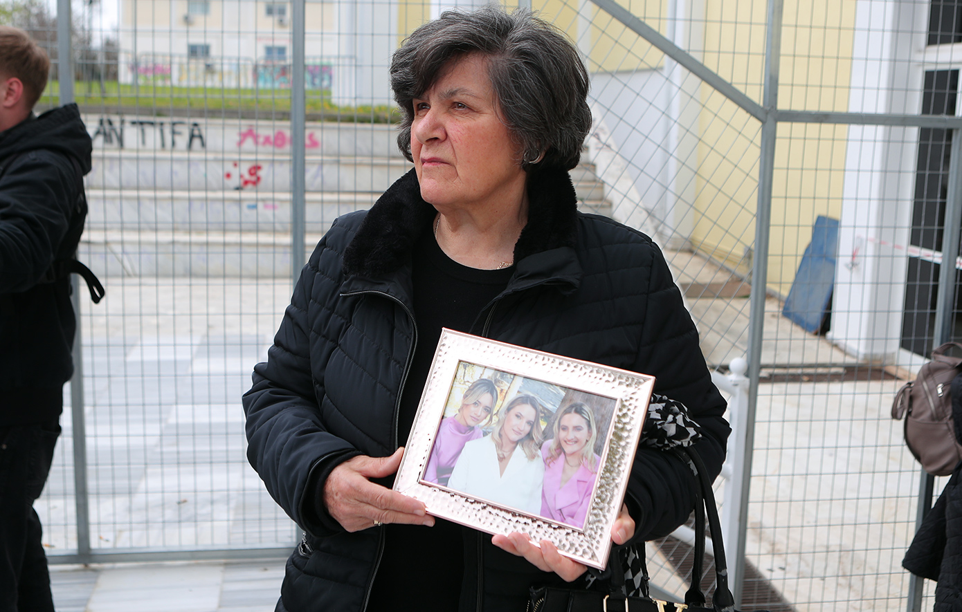 Συγκινεί η γιαγιά των τριών κοριτσιών της οικογένειας Πλακιά: Κρατάει στην αγκαλιά της μία κορνίζα με τις εγγονές της