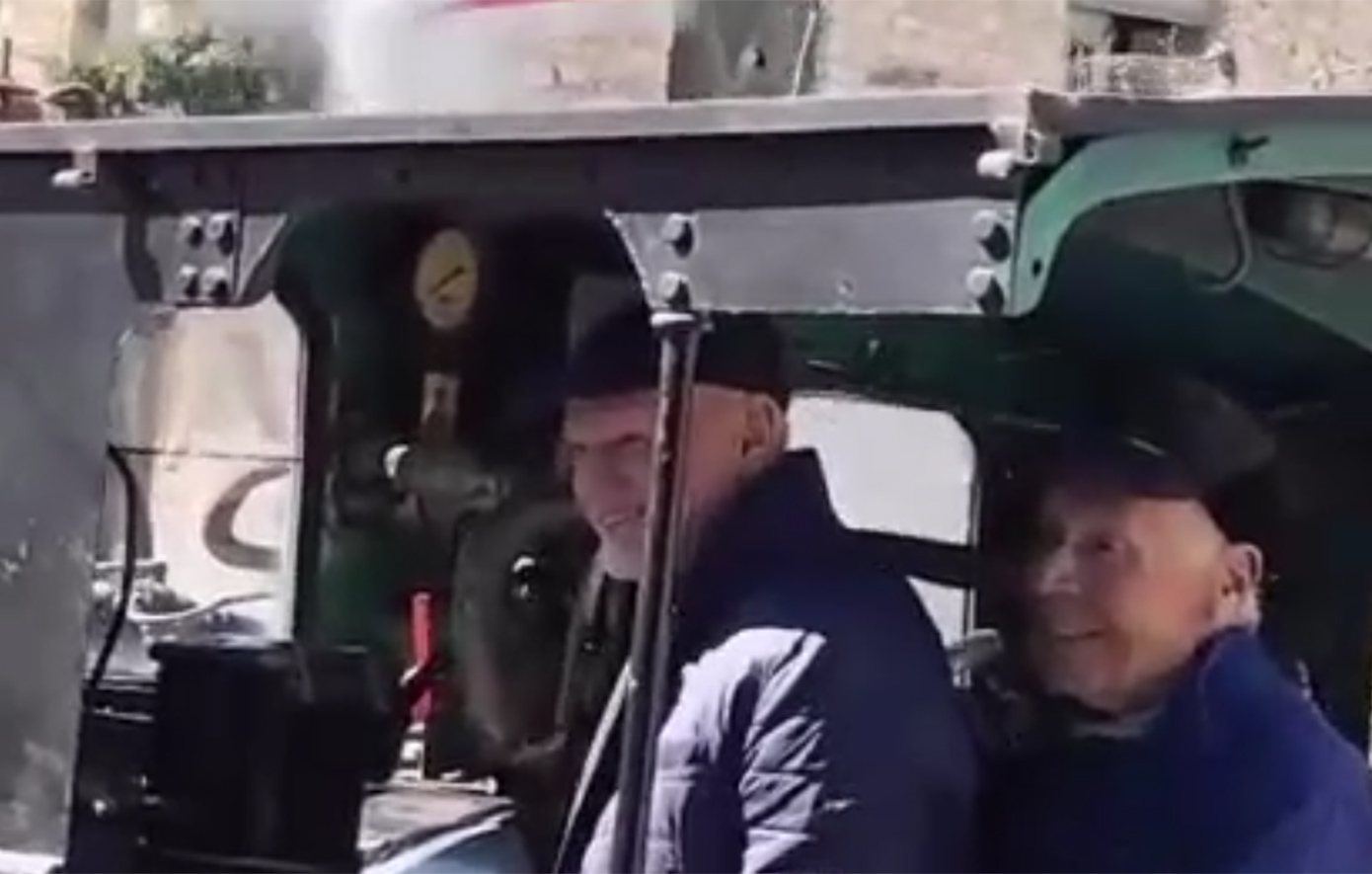 Όταν ο Γιώργος Παπανδρέου έπαιζε με την κόρνα του Οδοντωτού – Δείτε το βίντεο