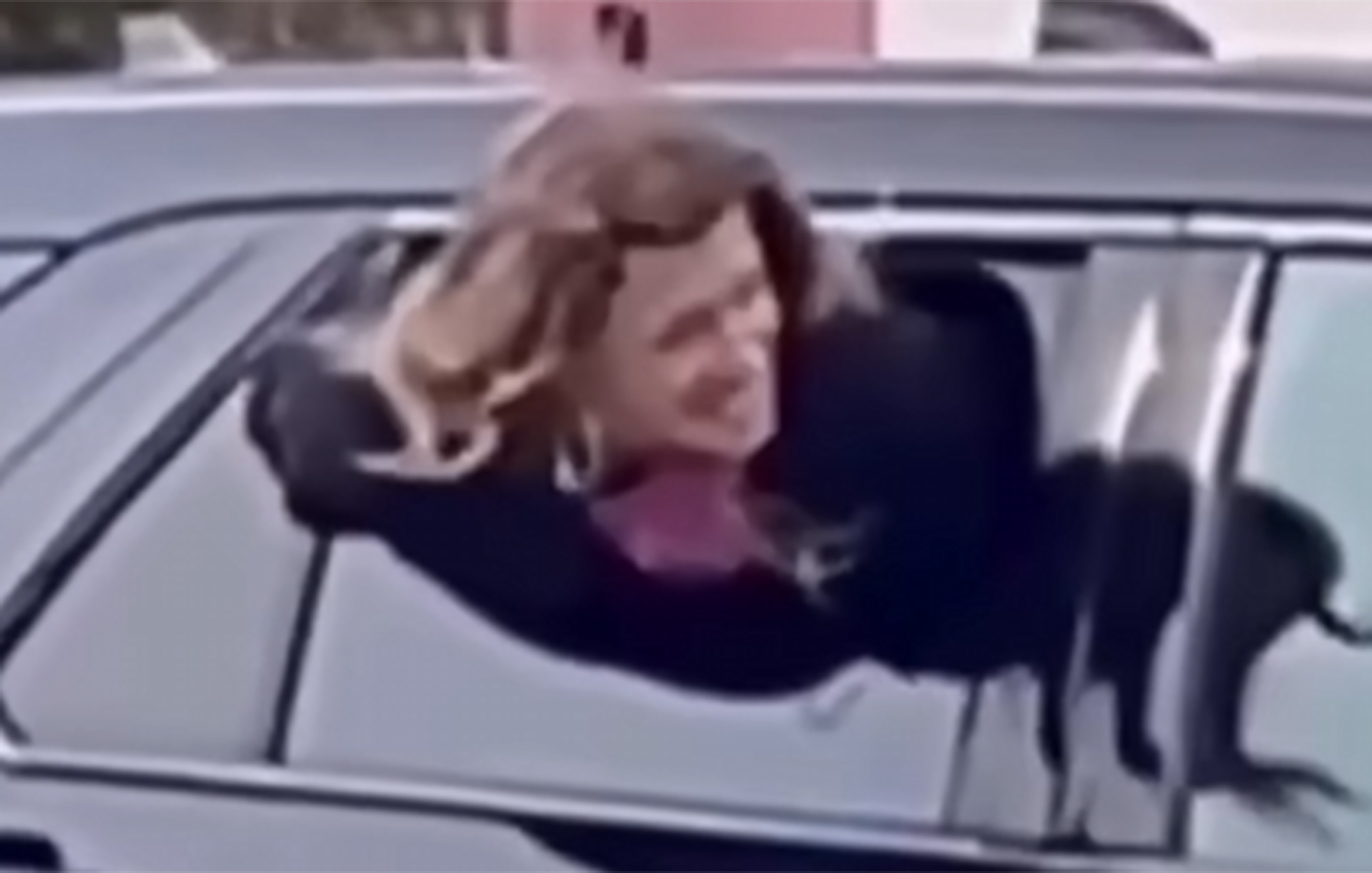 Σαν σκηνή από ταινία: Γυναίκα το έσκασε από μισάνοιχτο παράθυρο περιπολικού φορώντας χειροπέδες &#8211; Δείτε το βίντεο