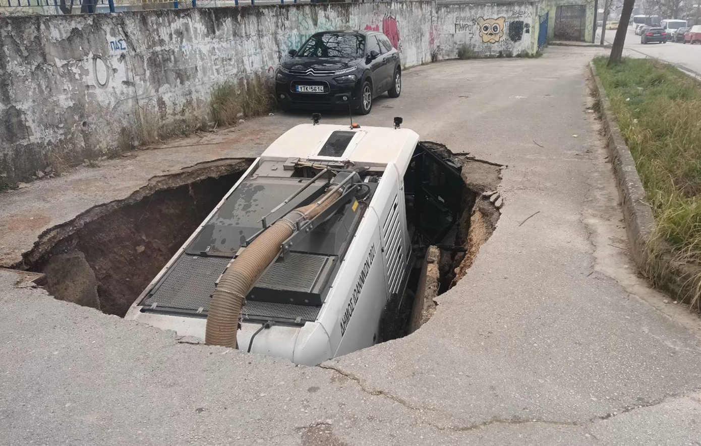 Μεγάλη καθίζηση «κατάπιε» όχημα καθαριότητας του δήμου στα Ιωάννινα