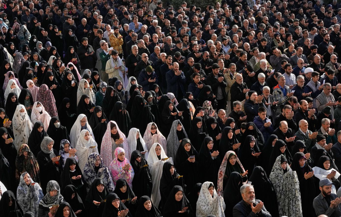 Χιλιάδες πιστοί στην Τεχεράνη συμμετείχαν στην προσευχή για το τέλος του Ραμαζανιού εν μέσω βομβαρδισμών