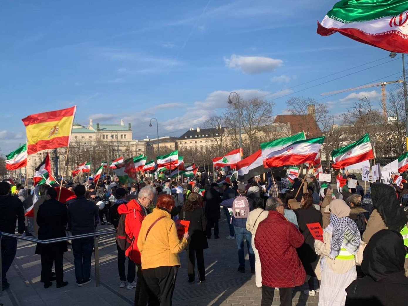 Η ιρανική κυβέρνηση ανακοίνωσε αύξηση 60% στον κατώτατο μισθό &#8211; Από από 103 εκατ. ριάλ τον μήνα θα πάει στα 166 εκατ.