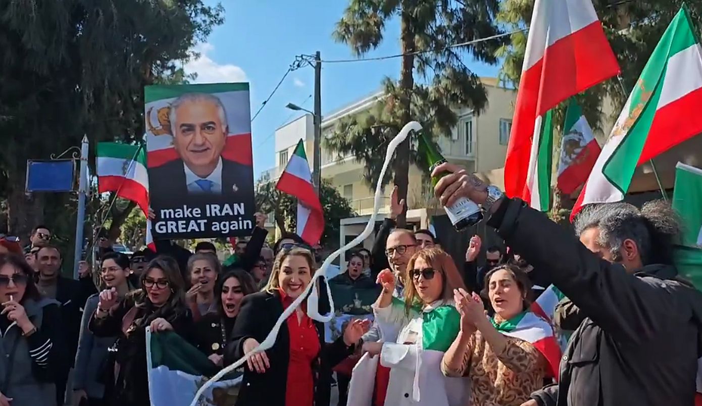 Ξέφρενοι πανηγυρισμοί, σαμπάνιες και ντίσκο έξω από την πρεσβεία του Ιράν στο Ψυχικό &#8211; Δείτε βίντεο