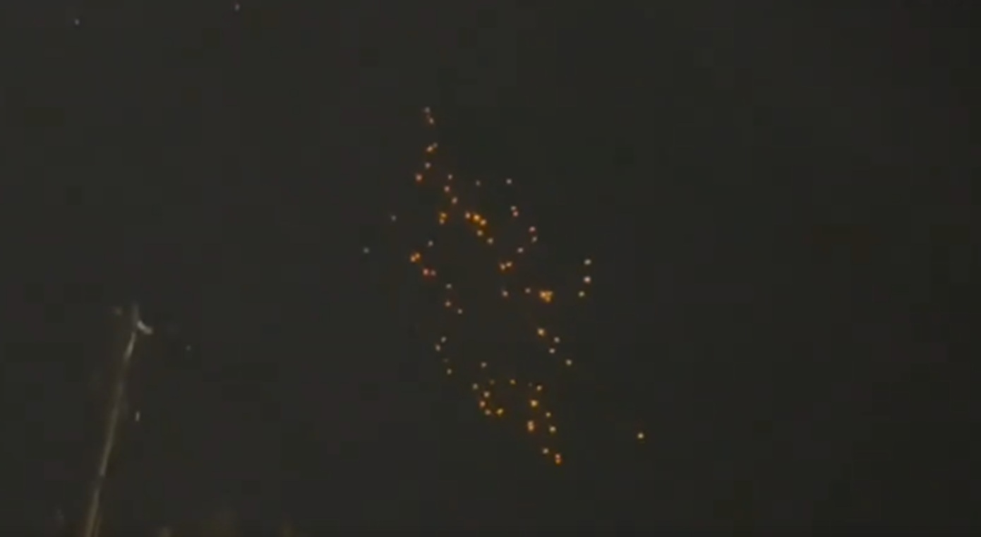 Βίντεο δείχνει υποπυρομαχικά από ιρανική βόμβα διασποράς να πέφτουν στο Ισραήλ