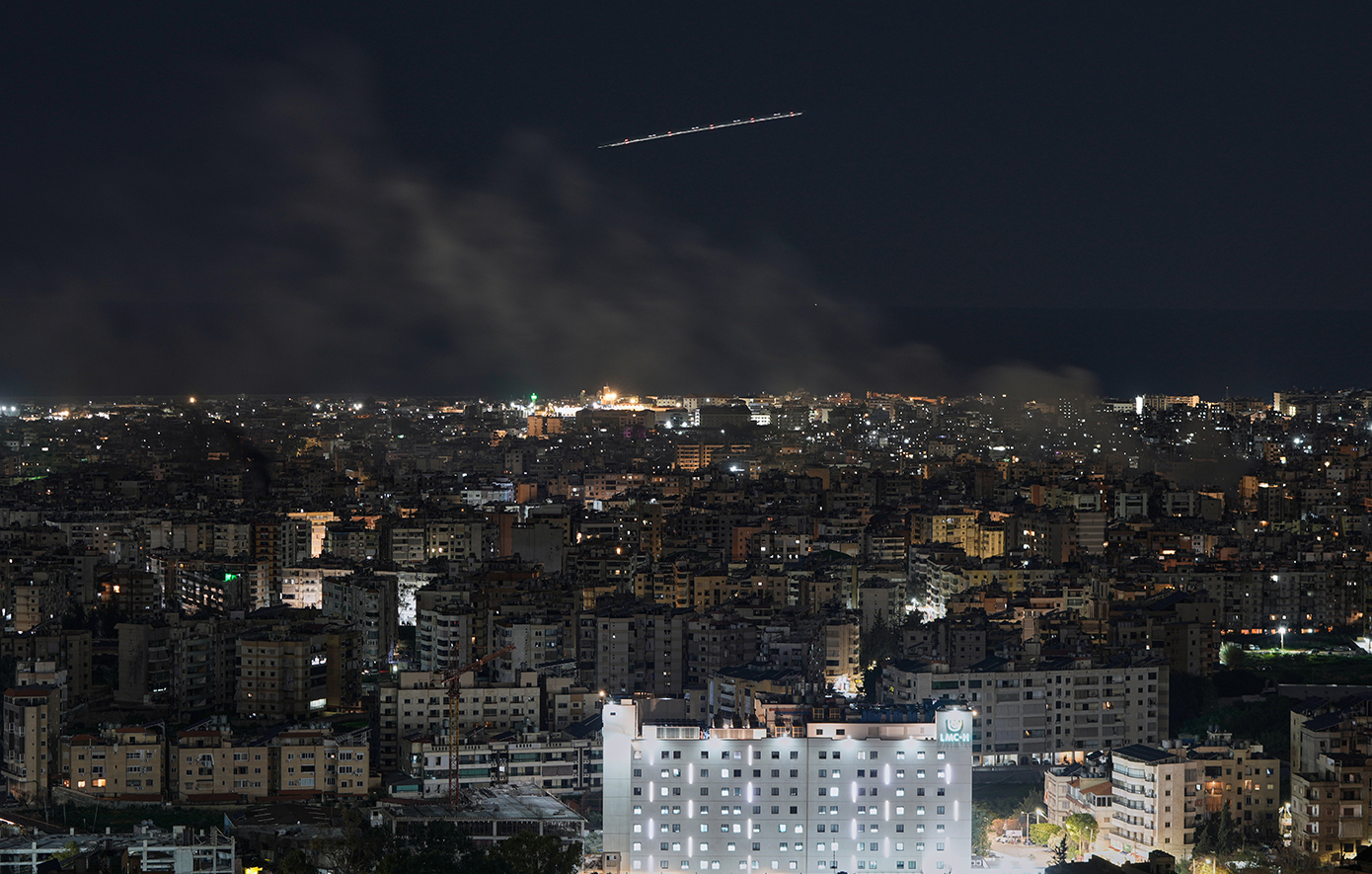 Το Ιράν κλιμακώνει τα αντίποινα, οι ΗΠΑ προειδοποιούν για μακρά μάχη: Χτύπημα σε βάση στο Μπαχρέιν, drones κατά της πρεσβείας στη Σαουδική Αραβία