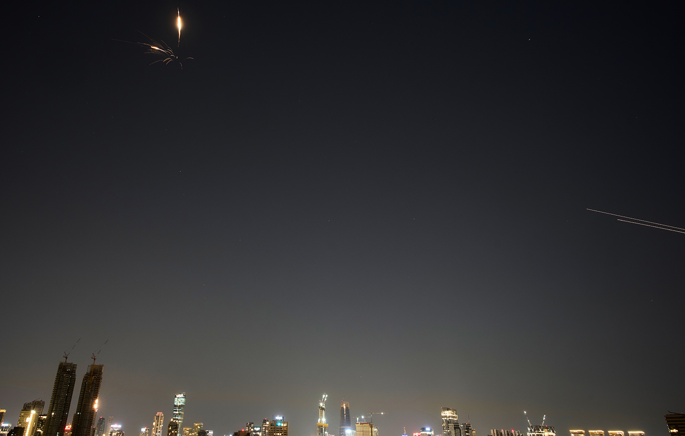 Μπαράζ επιθέσεων από το Ισραήλ σε έξι στρατιωτικούς στόχους στο Ιράν