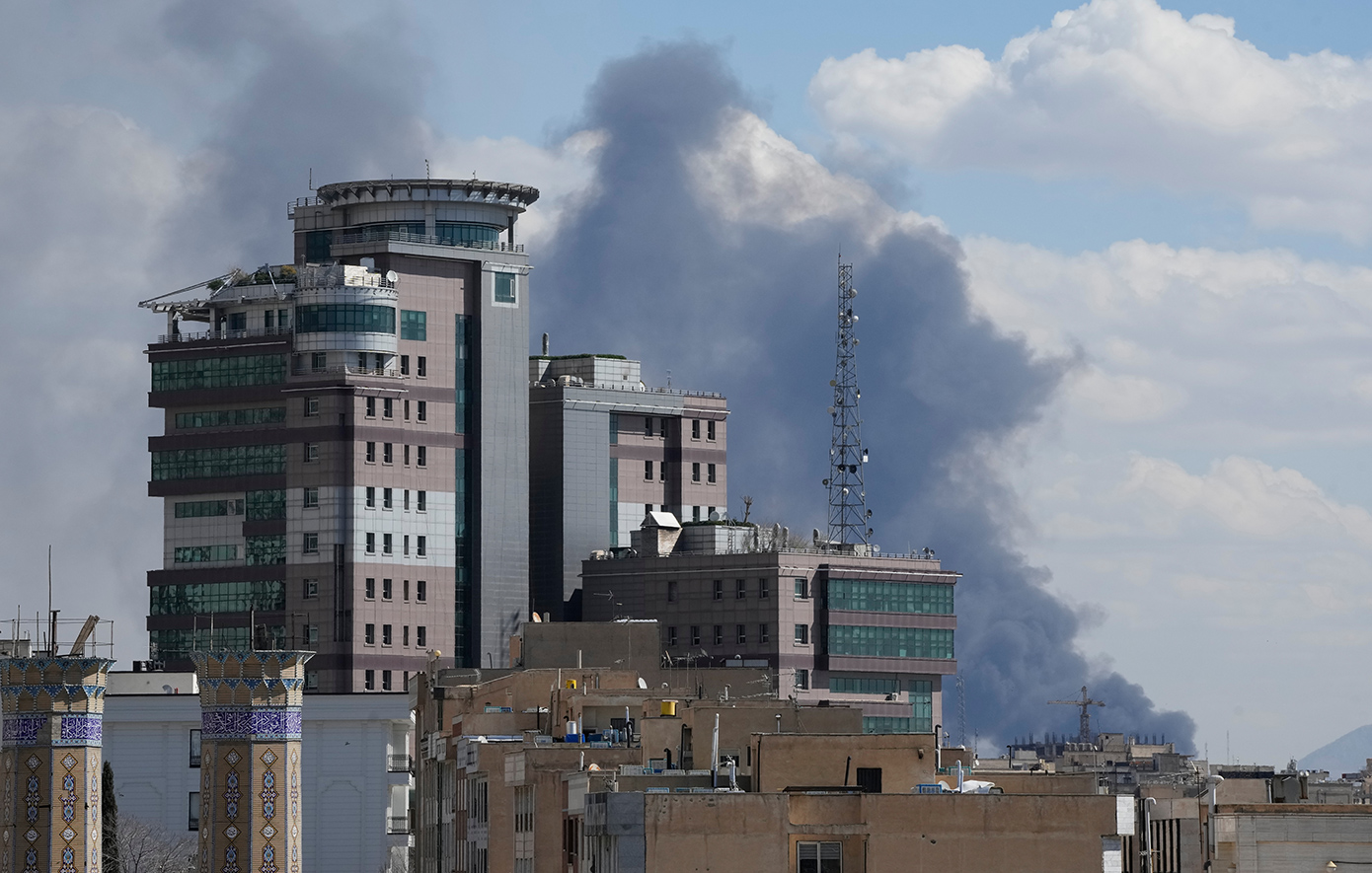 Καζάνι που βράζει η Μέση Ανατολή – ΗΠΑ και Ισραήλ σφυροκοπούν το Ιράν