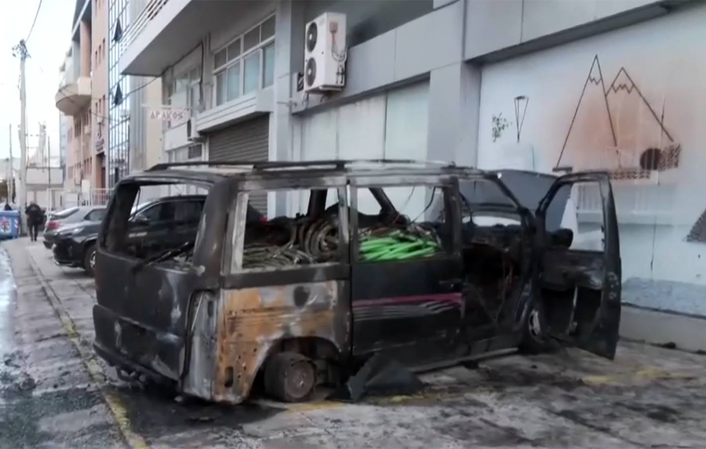 Φωτιά σε επαγγελματικό βαν στο Περιστέρι τα ξημερώματα &#8211; Έρευνες για εμπρησμό