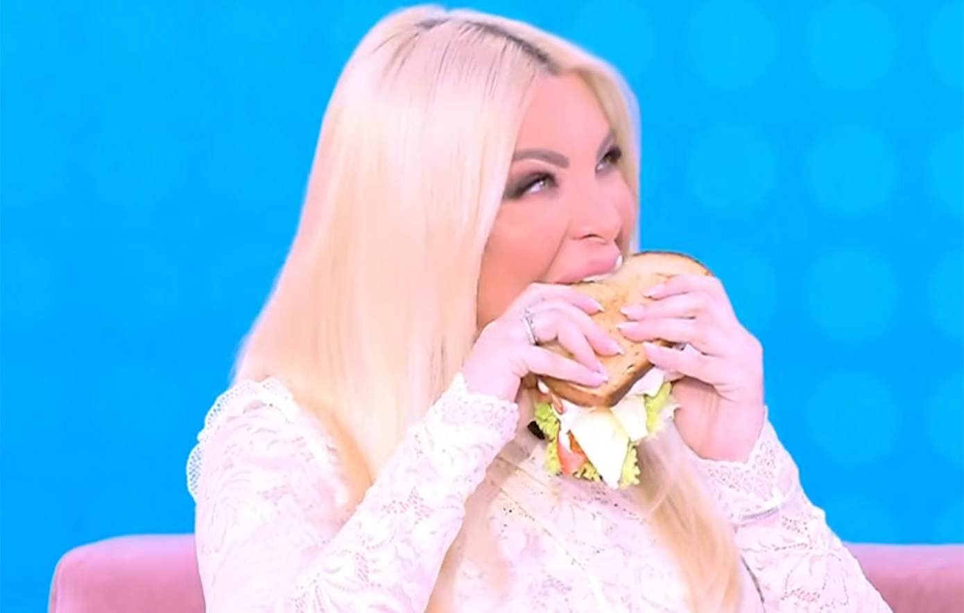 «Γιατί με δείχνεις ρε παιδάκι μου;» &#8211; Ενοχλήθηκε η Καινούργιου με τα πλάνα του σκηνοθέτη την ώρα που έτρωγε